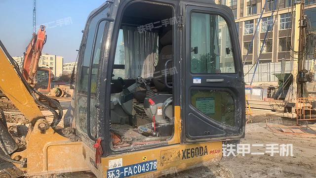 驾驶室整体（整机外观）