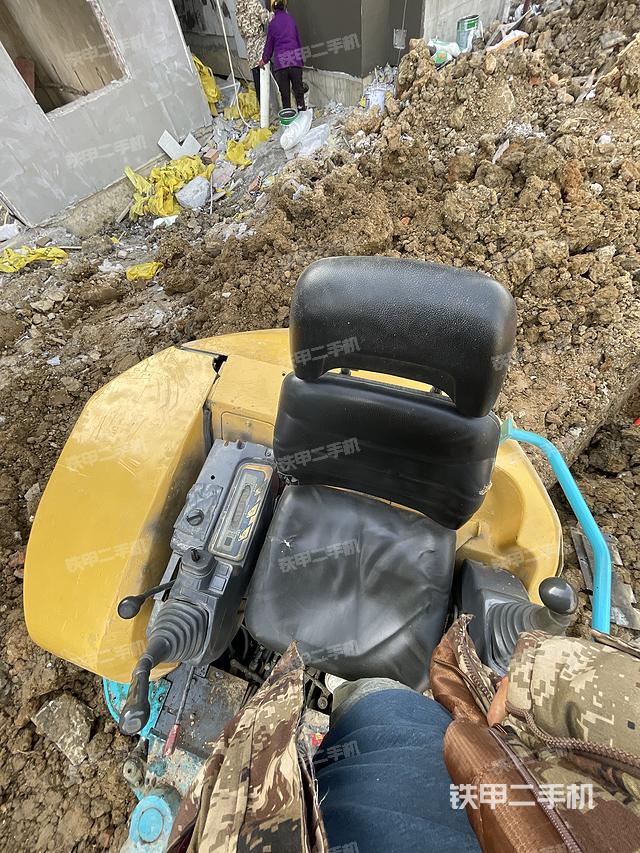 驾驶室顶部(整机外观) 驾驶室顶部(整机外观)