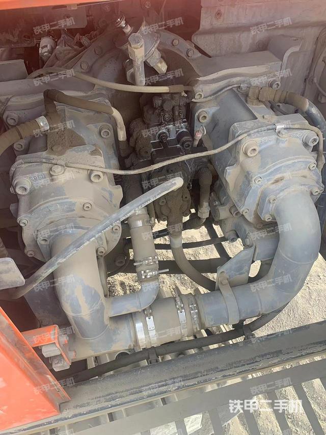 回转马达和主控阀（整机外观）