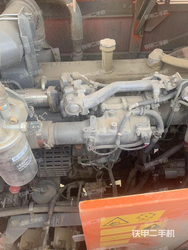 液压泵舱室正面整体（整机外观）