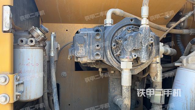 液压泵舱室正面整体（整机外观）