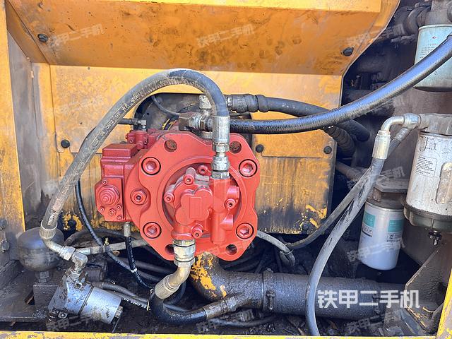 液压泵舱室正面整体（整机外观）