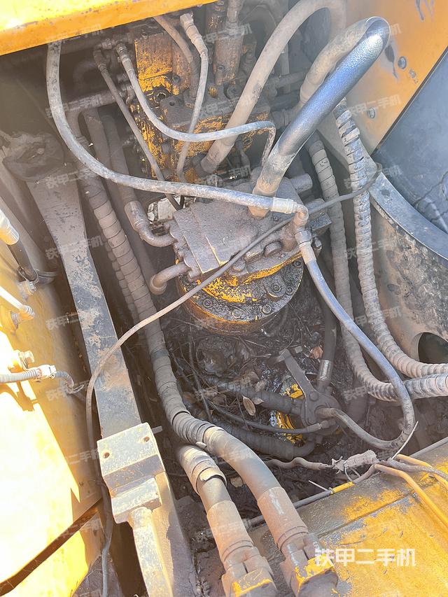 回转马达和主控阀（整机外观）