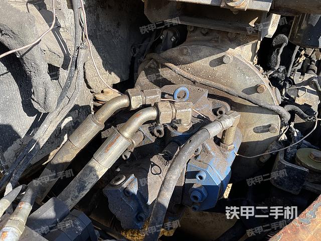 液压泵舱室正面整体（整机外观）