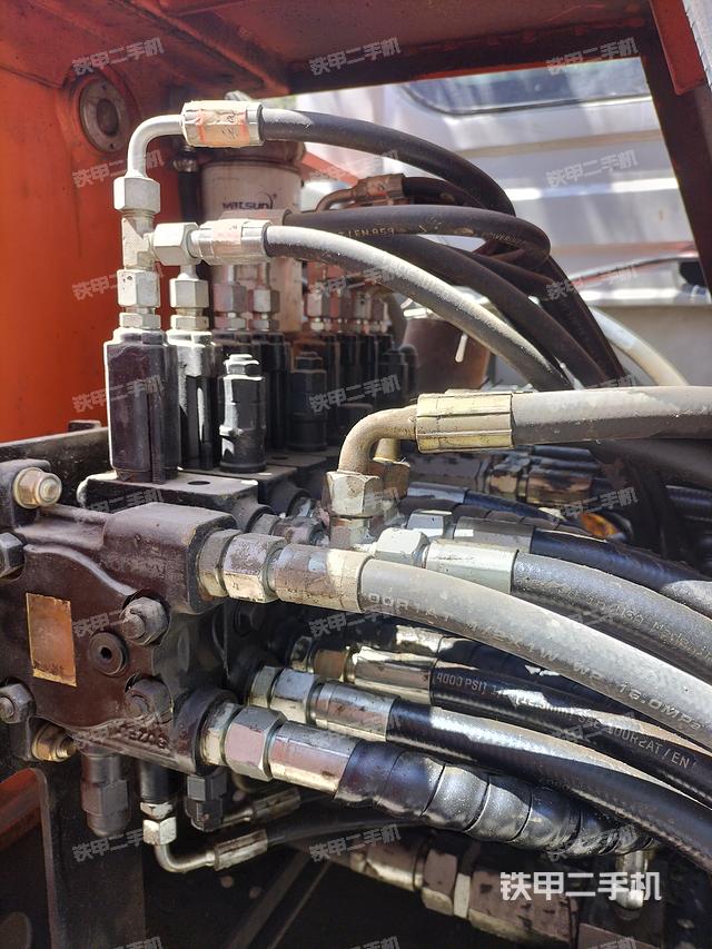 液压泵舱室正面整体（整机外观）