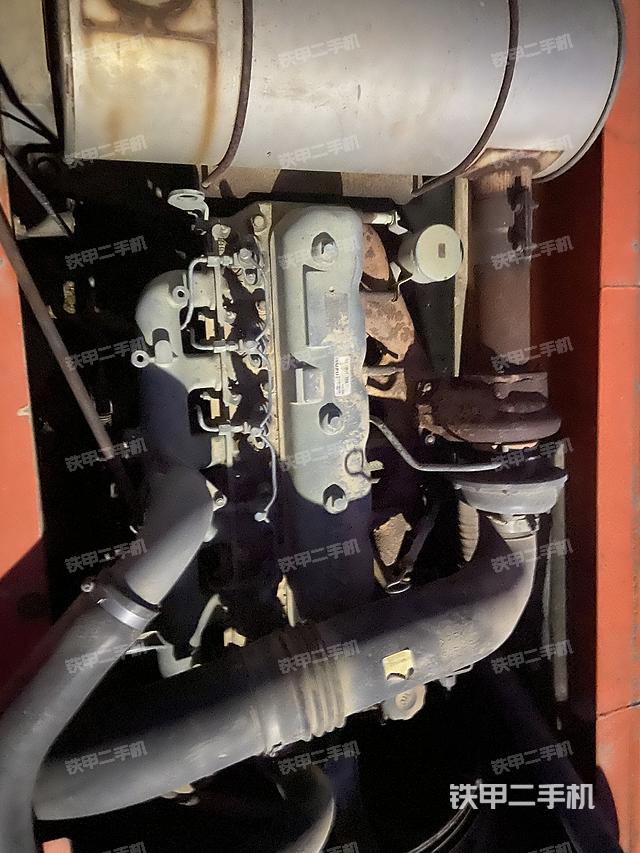 液压泵舱室正面整体（整机外观）