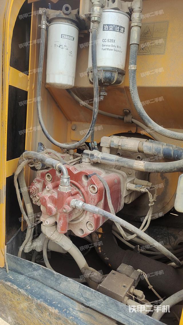 液压泵舱室正面整体（整机外观）