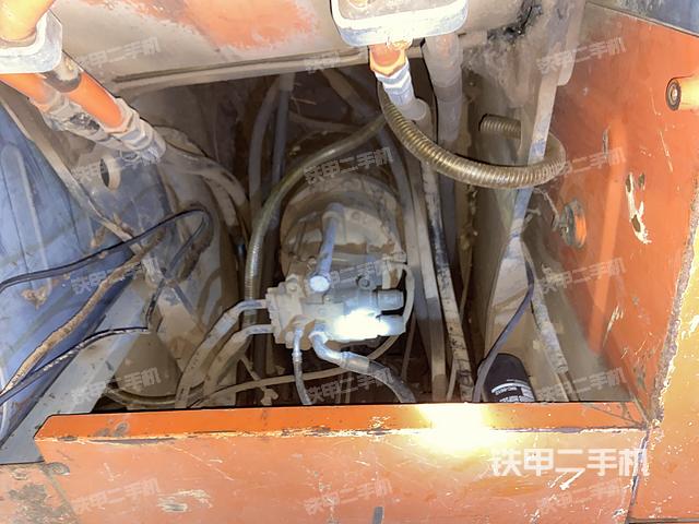 回转马达和主控阀（整机外观）