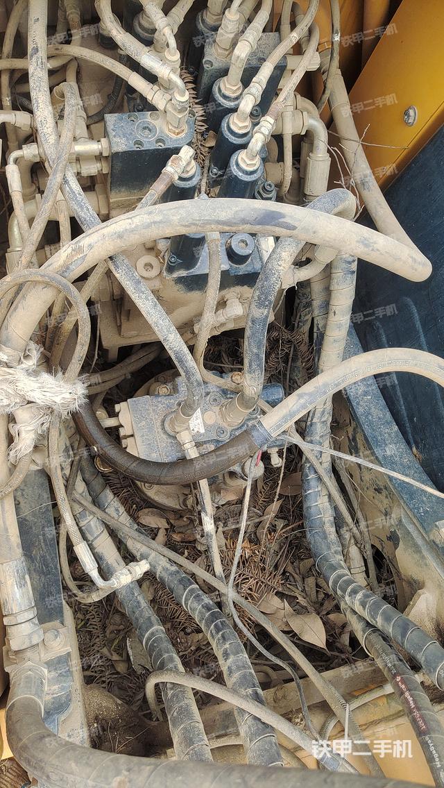 回转马达和主控阀（整机外观）