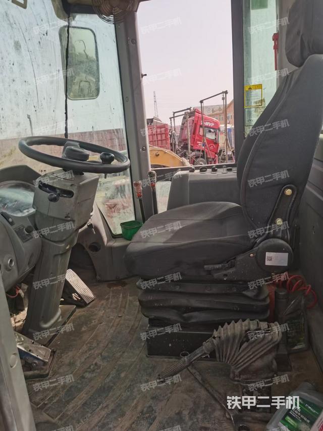 駕駛室工作臺(整機(jī)外觀及大件) 駕駛室工作臺(整機(jī)外觀及大件)