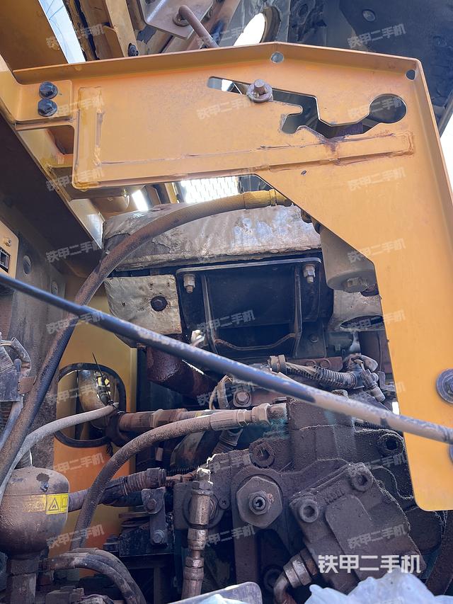 液壓泵艙室正面整體(整機(jī)外觀) 液壓泵艙室正面整體(整機(jī)外觀)