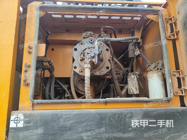 液压泵舱室正面整体（整机外观）