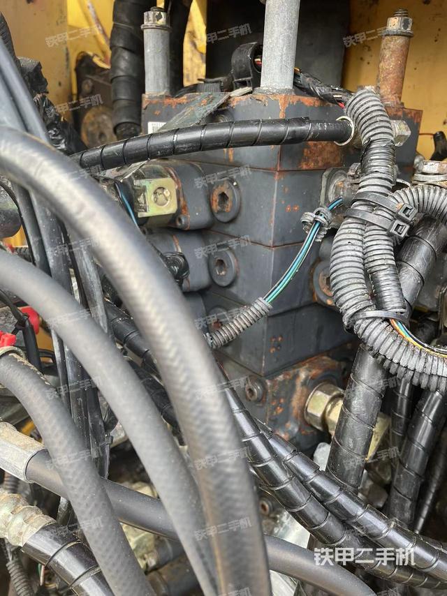 回转马达和主控阀（整机外观）