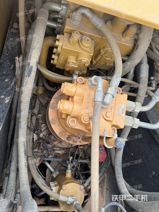 回转马达和主控阀（整机外观）