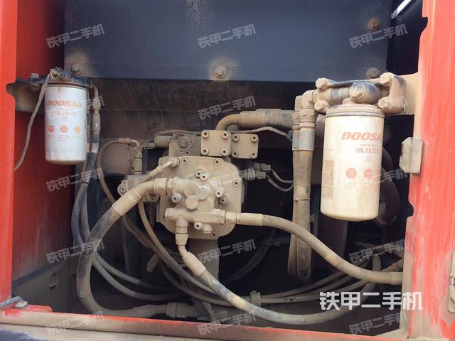 液压泵舱室正面整体（整机外观）