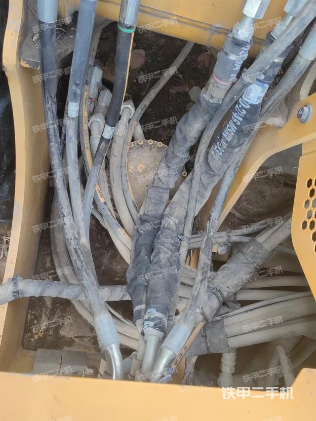 回转马达和主控阀（整机外观）