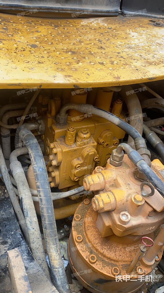 回转马达和主控阀（整机外观）