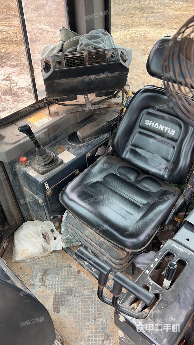 駕駛室操作臺（設(shè)備外觀及核心部件）