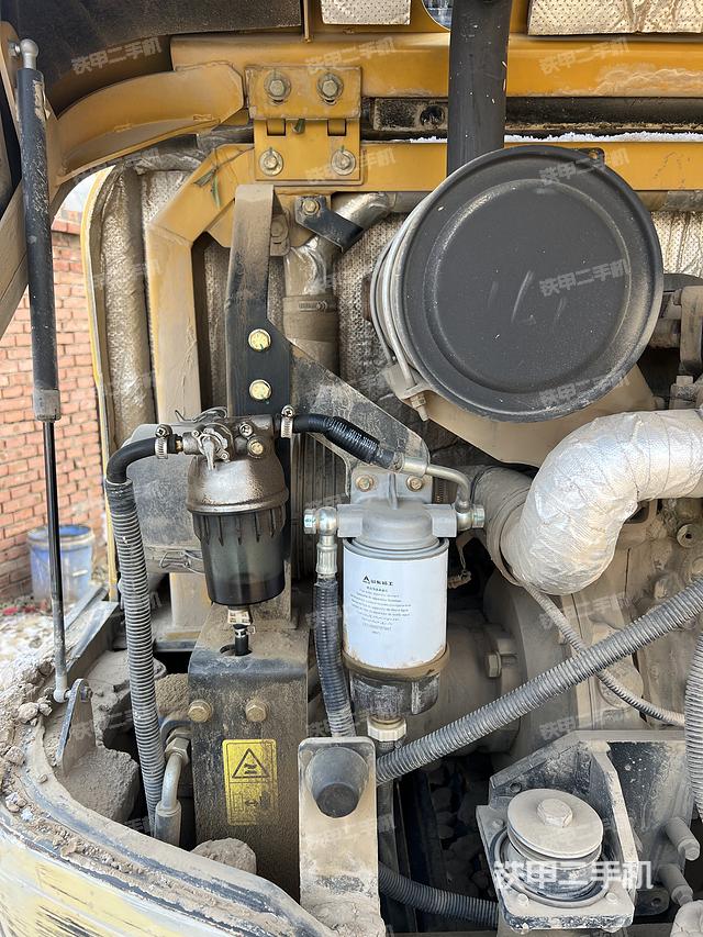 液压泵舱室正面整体（整机外观）