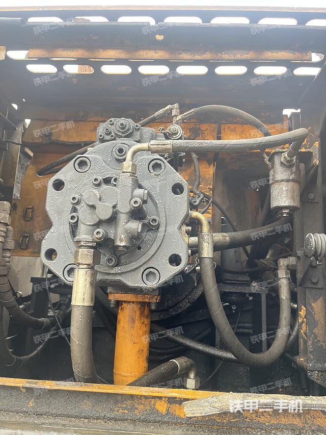 液压泵舱室正面整体（整机外观）