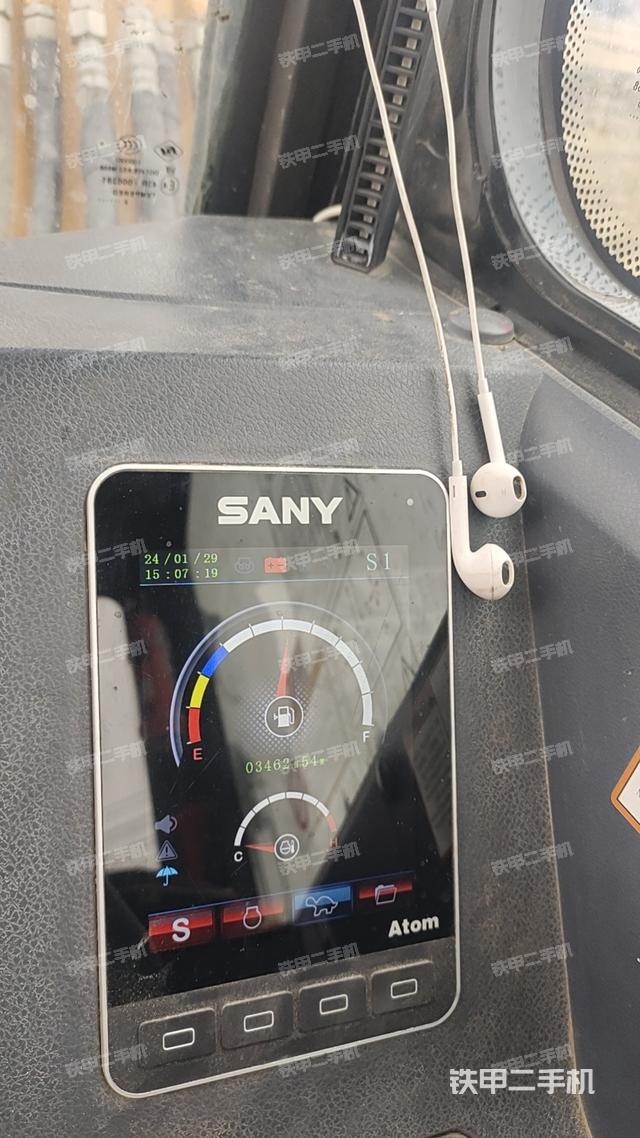 液压泵舱室正面整体（整机外观）