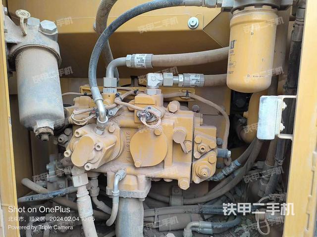 液压泵舱室正面整体（整机外观）