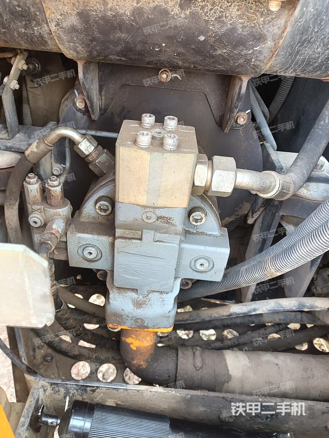 液压泵舱室正面整体（整机外观）