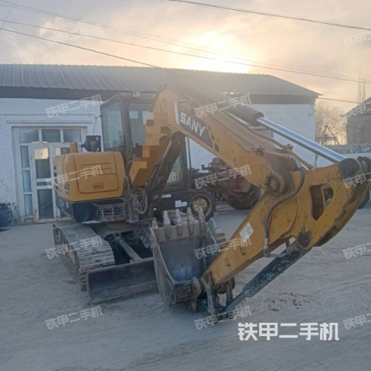 液压泵舱室正面整体（整机外观）