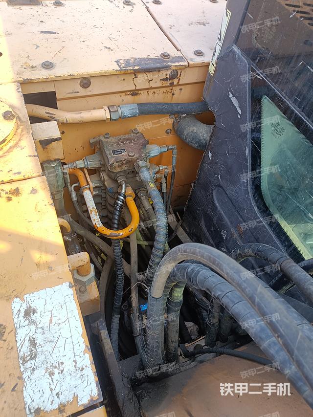 回转马达和主控阀（整机外观）