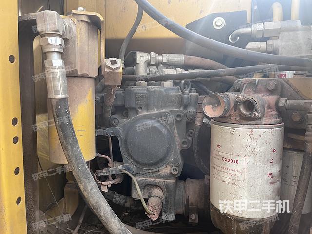 液压泵舱室正面整体（整机外观）