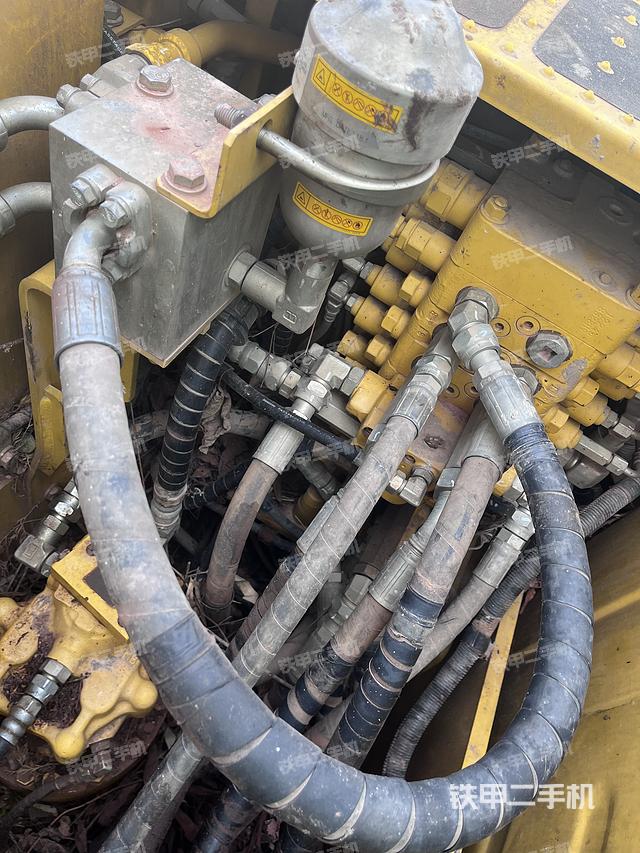 回转马达和主控阀（整机外观）