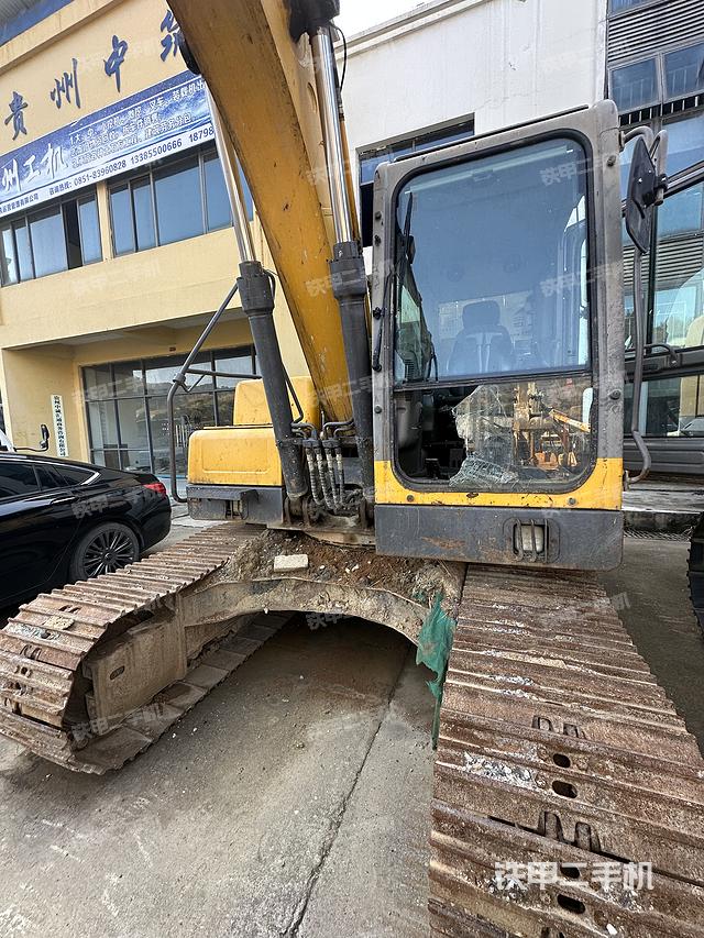 液压泵舱室正面整体（整机外观）