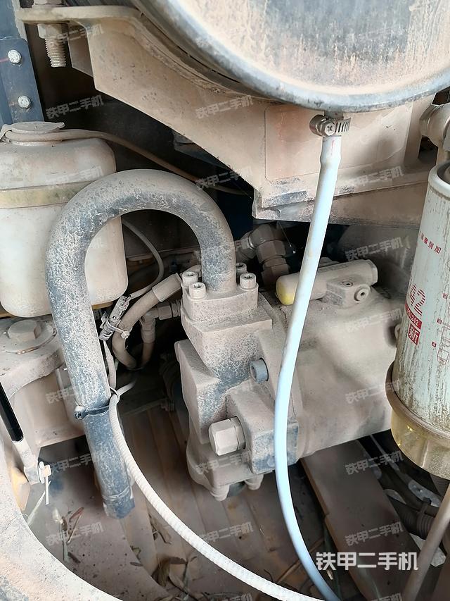 液压泵舱室正面整体（整机外观）