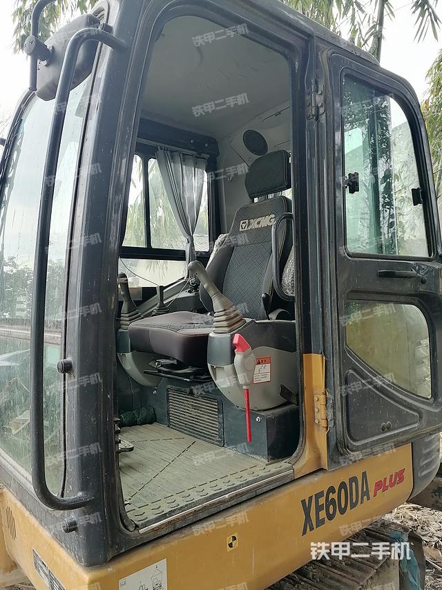 驾驶室整体（整机外观）