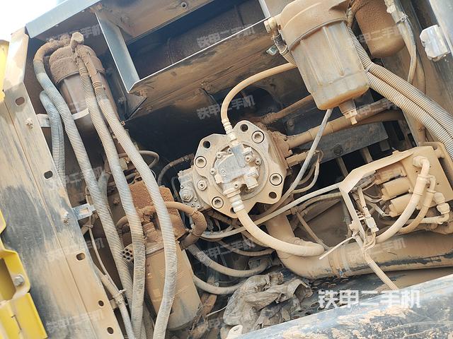 液压泵舱室正面整体（整机外观）