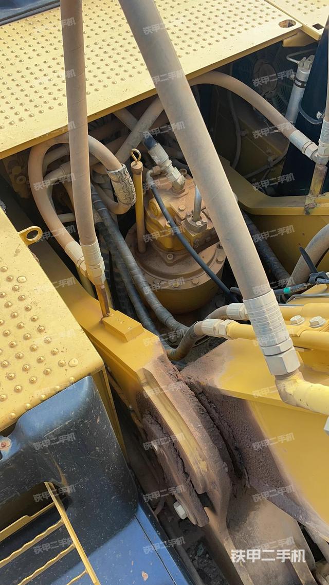 回转马达和主控阀（整机外观）