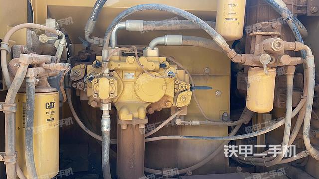 液压泵舱室正面整体（整机外观）