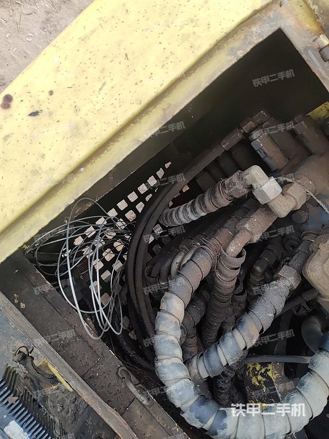 液压泵舱室正面整体（整机外观）