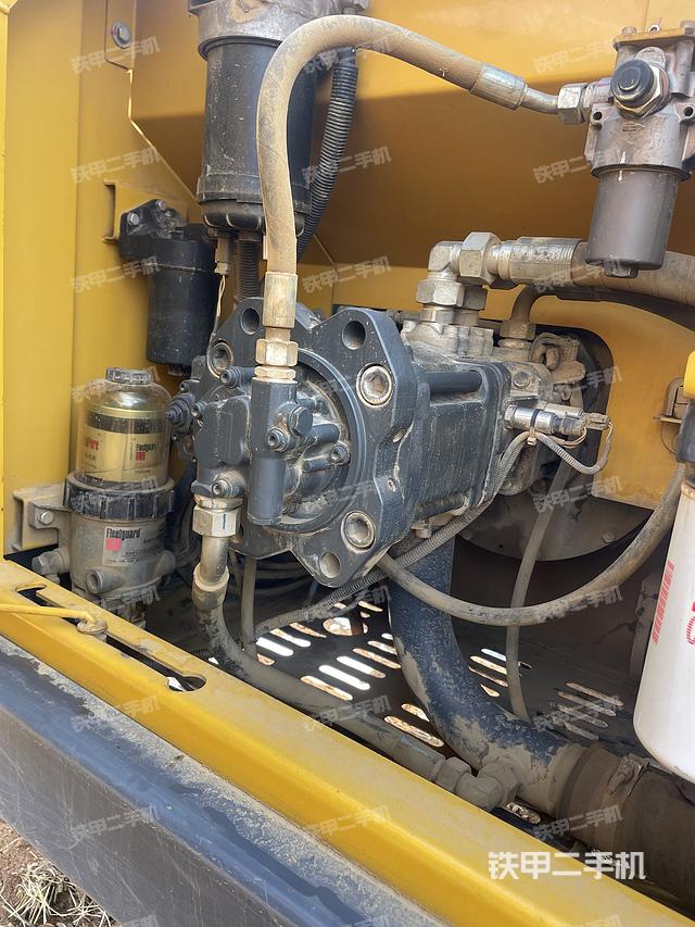 液压泵舱室正面整体（整机外观）