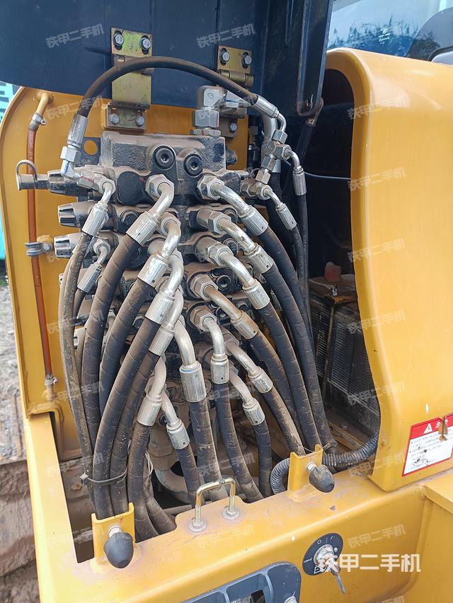 回转马达和主控阀（整机外观）