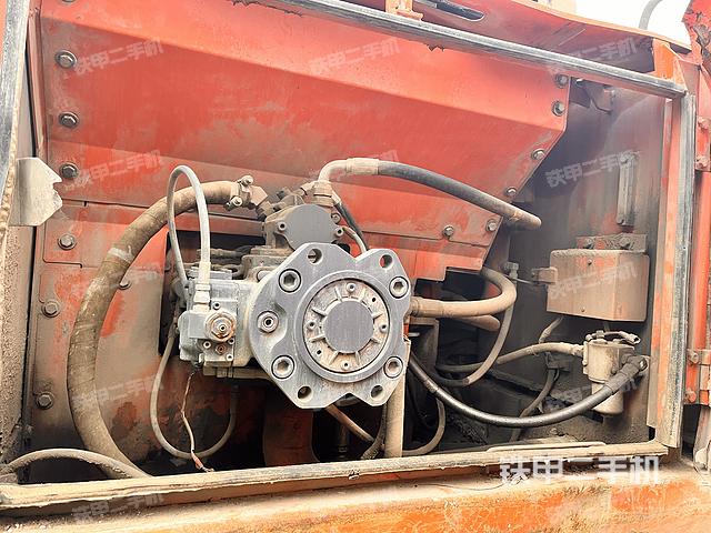 液压泵舱室正面整体（整机外观）