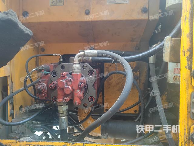 液压泵舱室正面整体（整机外观）