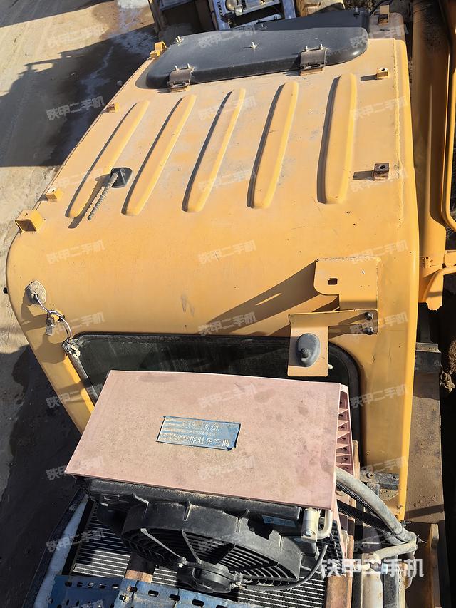 驾驶室顶部（整机外观）