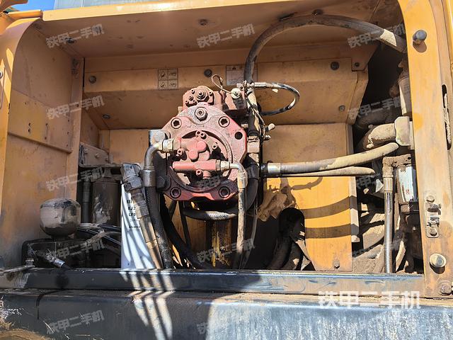 液压泵舱室正面整体（整机外观）