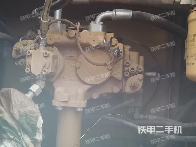 液压泵舱室正面整体（整机外观）