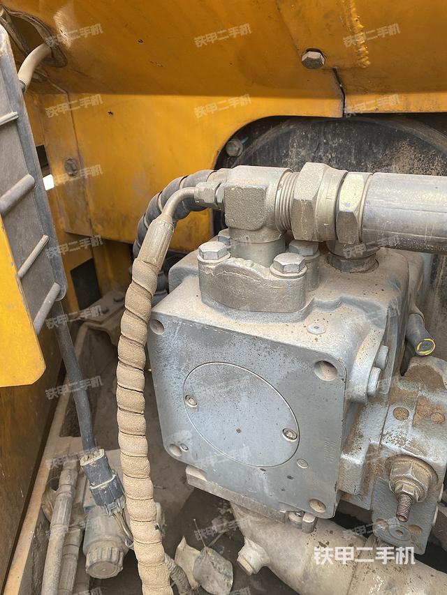 液压泵舱室正面整体（整机外观）