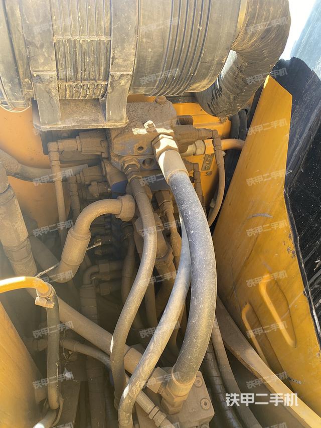 回转马达和主控阀（整机外观）