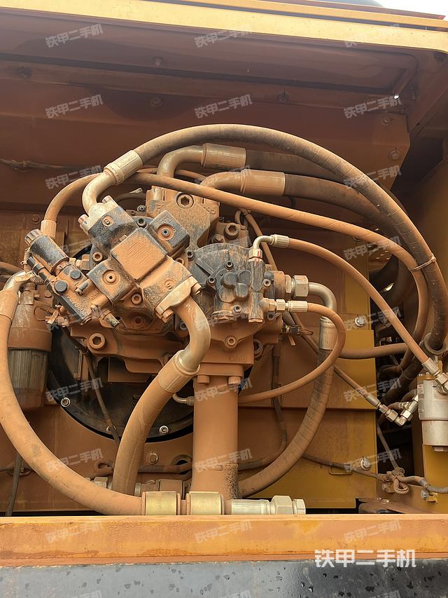 液压泵舱室正面整体（整机外观）