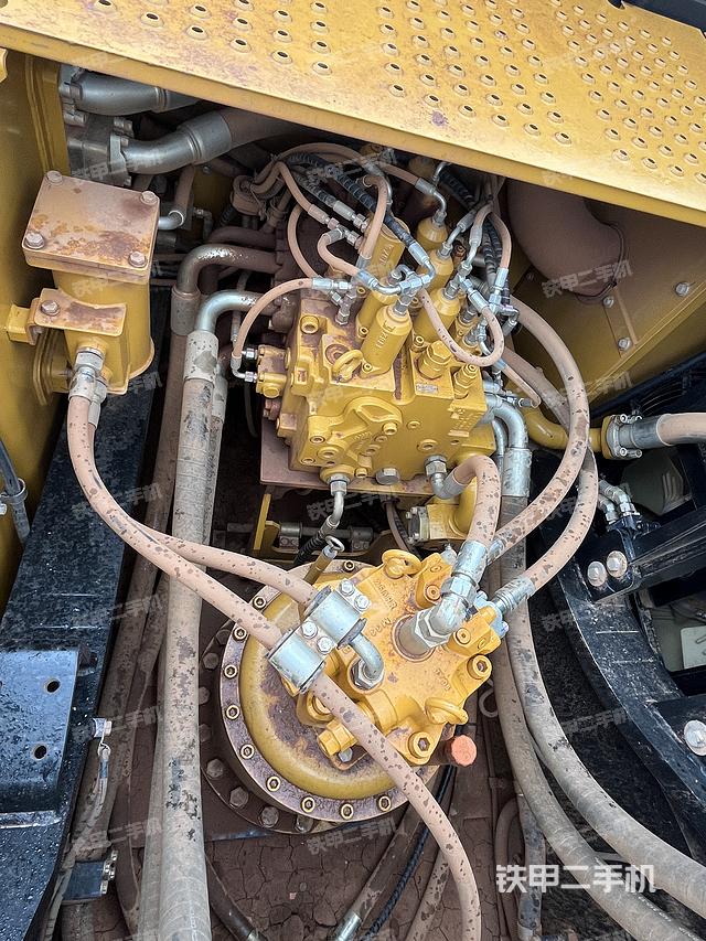 回转马达和主控阀（整机外观）