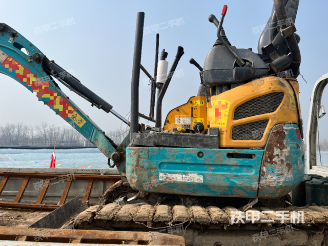 驾驶室顶部（整机外观）